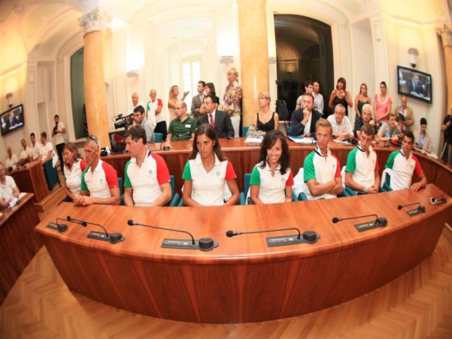 i ragazzi del 4 con seduti ad ascoltare la conferenza stampa